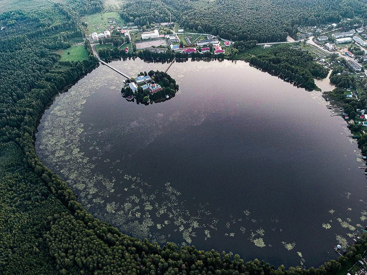 Фотограф Михаил Гуров освоил работу квадрокоптера и теперь делает просто невероятные снимки. На многих из них - пейзажи Владимирского края. Мы выбрали самые-самые