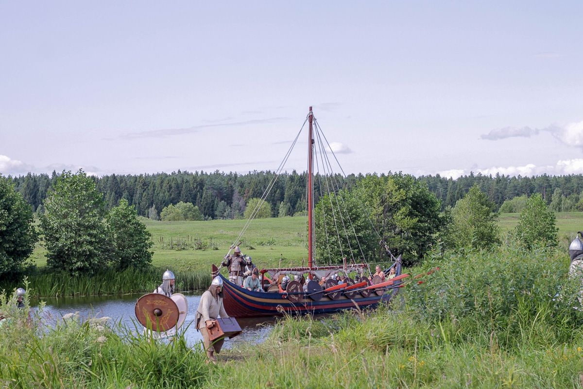 Средневековая одежда, пища и ладья. Мужественные путешественники военно-исторического клуба «Вареж» вернулись из пятидневного плавания по Оке