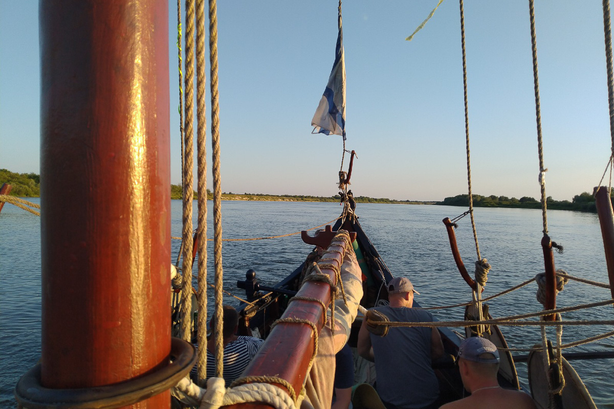 Средневековая одежда, пища и ладья. Мужественные путешественники военно-исторического клуба «Вареж» вернулись из пятидневного плавания по Оке