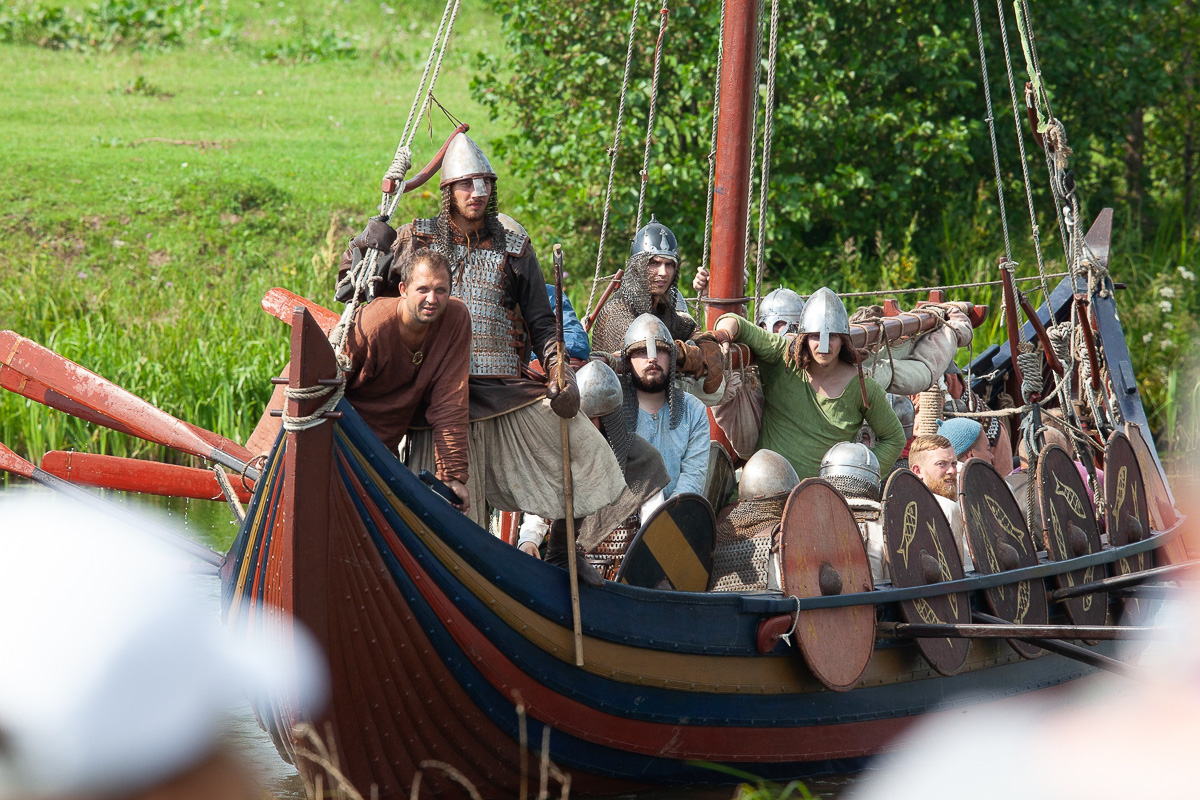Средневековая одежда, пища и ладья. Мужественные путешественники военно-исторического клуба «Вареж» вернулись из пятидневного плавания по Оке