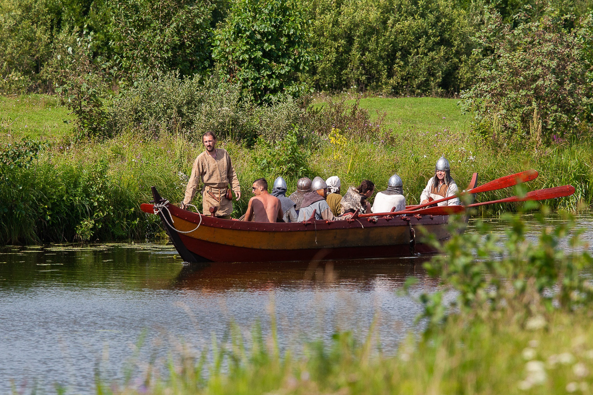 Средневековая одежда, пища и ладья. Мужественные путешественники военно-исторического клуба «Вареж» вернулись из пятидневного плавания по Оке