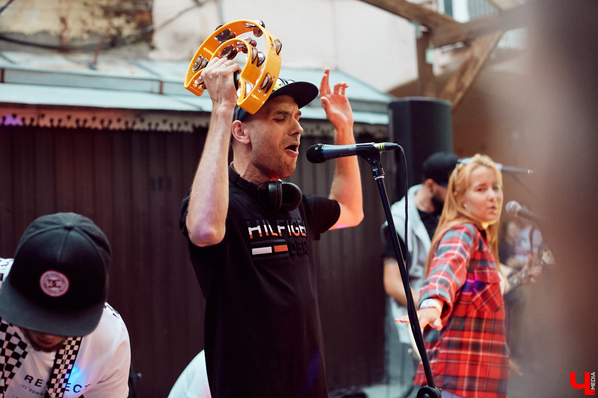 Гуляем, поем и танцуем! Кавер-бэнд “ПушкарьFM” открыл сезон летней музыки на улицах. Узнаем, как это было, и где искать передвижную компанию музыкантов