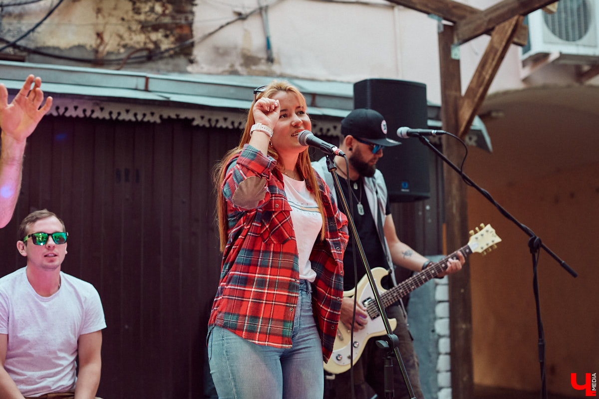 Гуляем, поем и танцуем! Кавер-бэнд “ПушкарьFM” открыл сезон летней музыки на улицах. Узнаем, как это было, и где искать передвижную компанию музыкантов