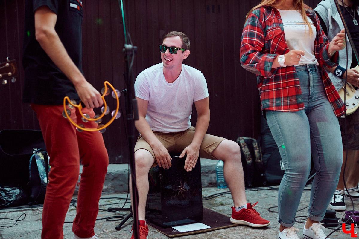 Гуляем, поем и танцуем! Кавер-бэнд “ПушкарьFM” открыл сезон летней музыки на улицах. Узнаем, как это было, и где искать передвижную компанию музыкантов