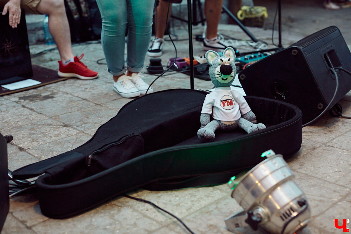 Гуляем, поем и танцуем! Кавер-бэнд “ПушкарьFM” открыл сезон летней музыки на улицах. Узнаем, как это было, и где искать передвижную компанию музыкантов