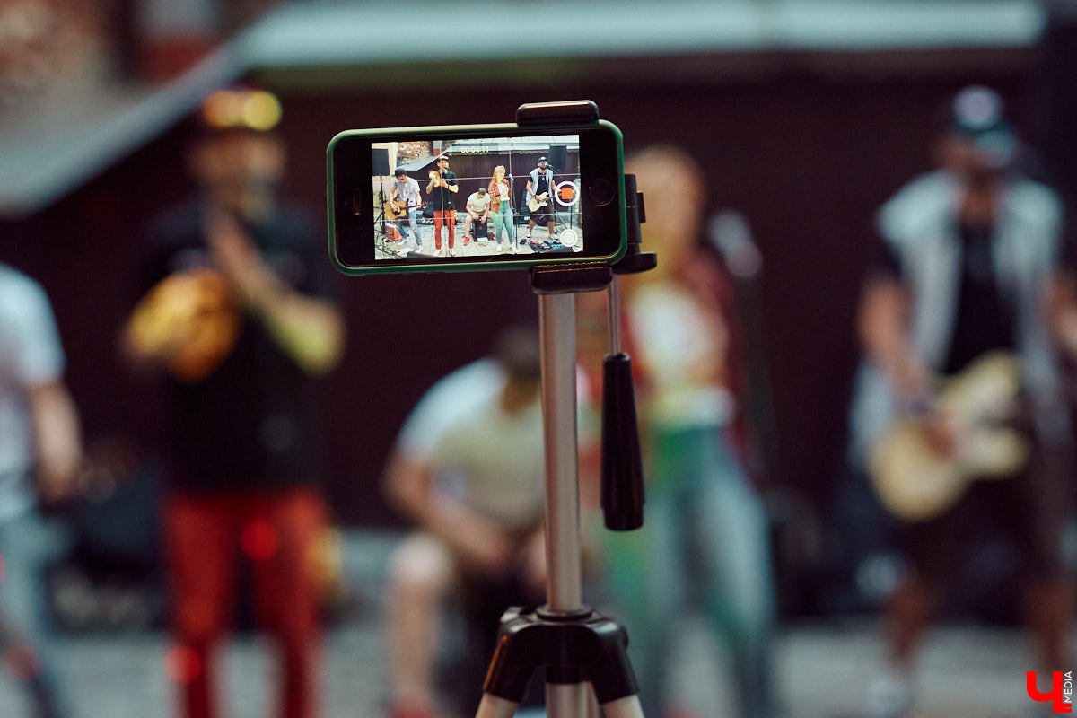 Гуляем, поем и танцуем! Кавер-бэнд “ПушкарьFM” открыл сезон летней музыки на улицах. Узнаем, как это было, и где искать передвижную компанию музыкантов