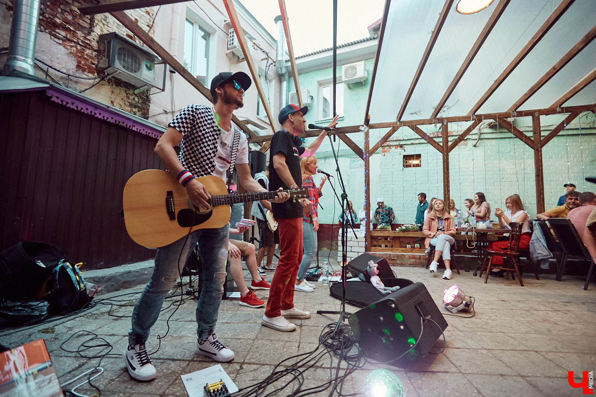 Гуляем, поем и танцуем! Кавер-бэнд “ПушкарьFM” открыл сезон летней музыки на улицах. Узнаем, как это было, и где искать передвижную компанию музыкантов