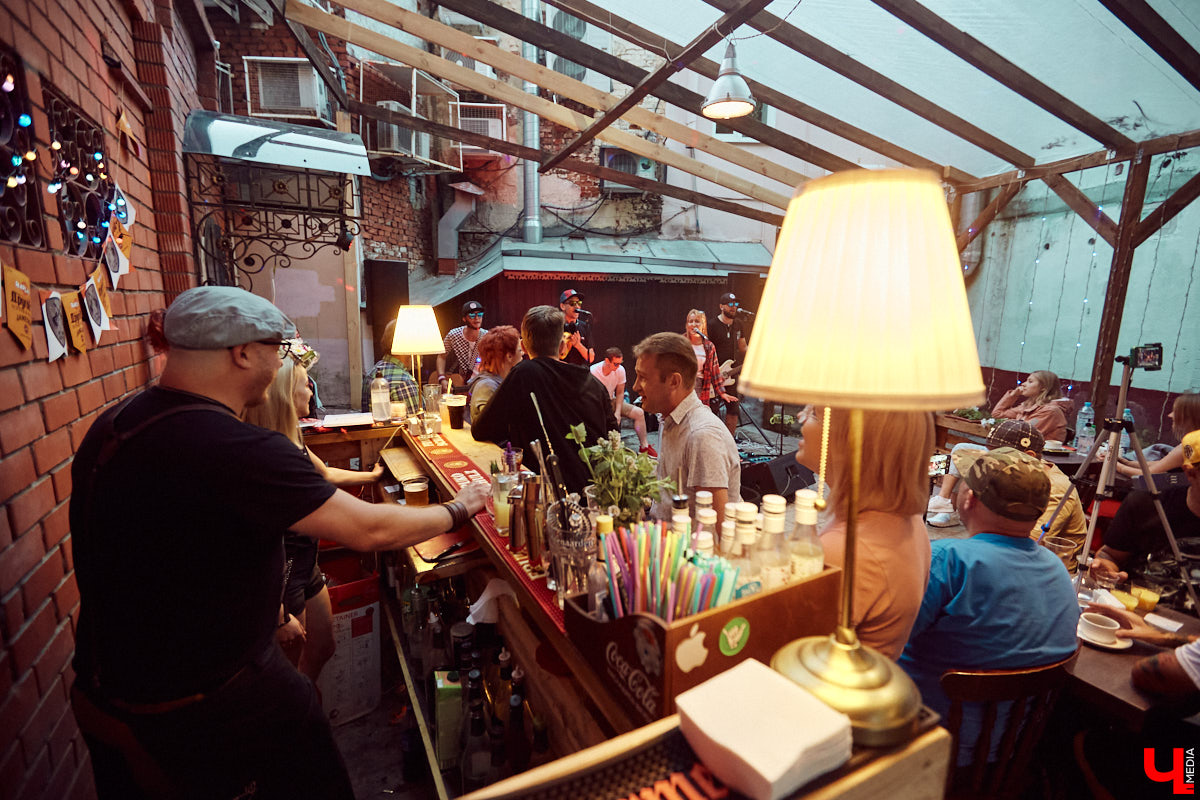 Гуляем, поем и танцуем! Кавер-бэнд “ПушкарьFM” открыл сезон летней музыки на улицах. Узнаем, как это было, и где искать передвижную компанию музыкантов