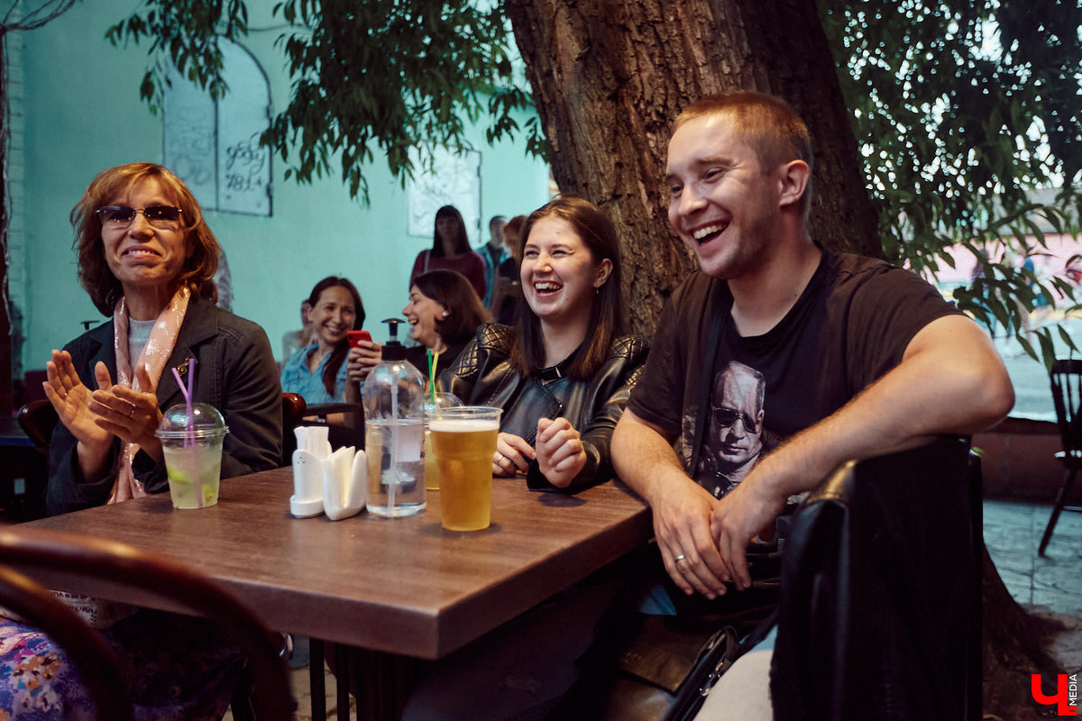 Гуляем, поем и танцуем! Кавер-бэнд “ПушкарьFM” открыл сезон летней музыки на улицах. Узнаем, как это было, и где искать передвижную компанию музыкантов