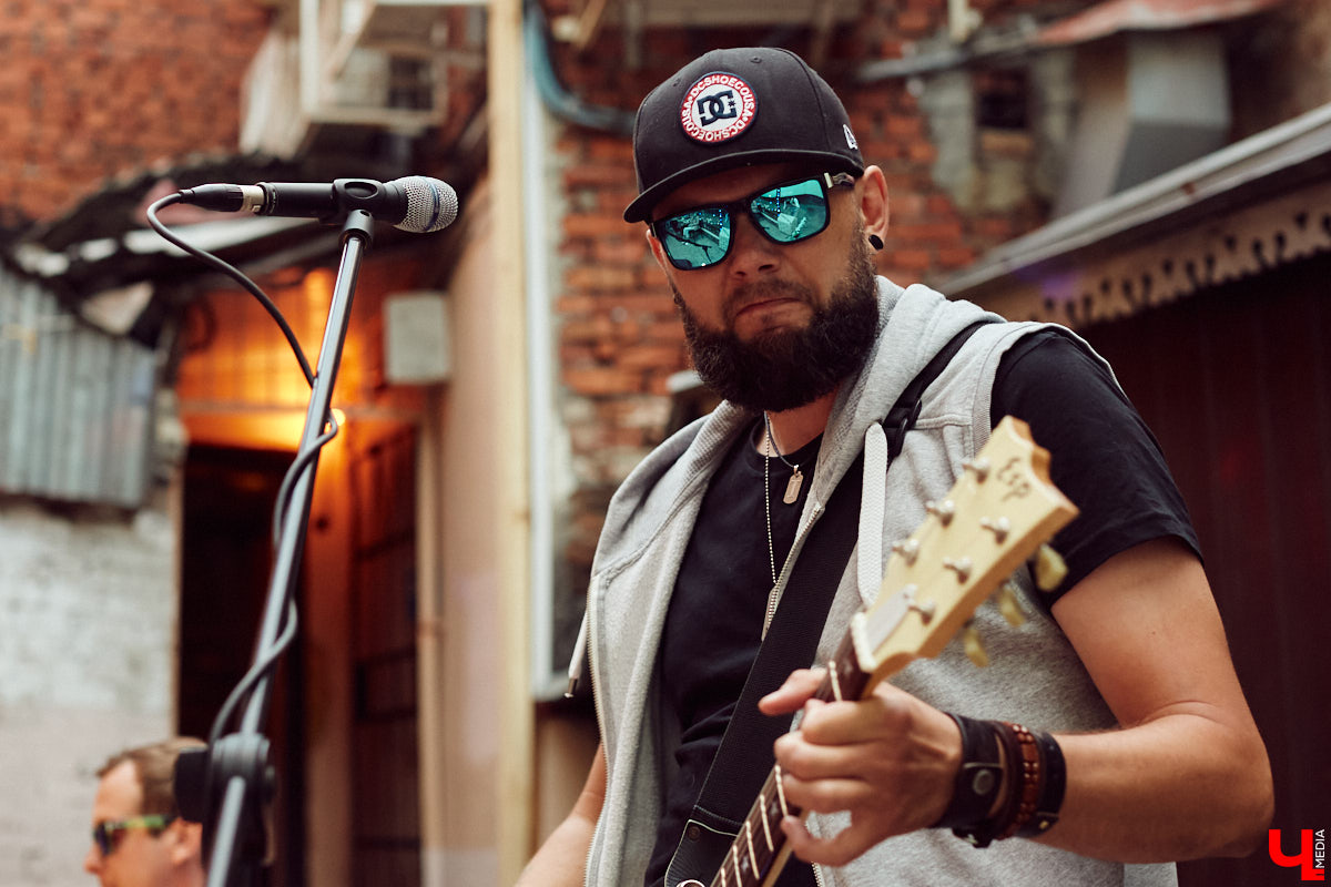 Гуляем, поем и танцуем! Кавер-бэнд “ПушкарьFM” открыл сезон летней музыки на улицах. Узнаем, как это было, и где искать передвижную компанию музыкантов