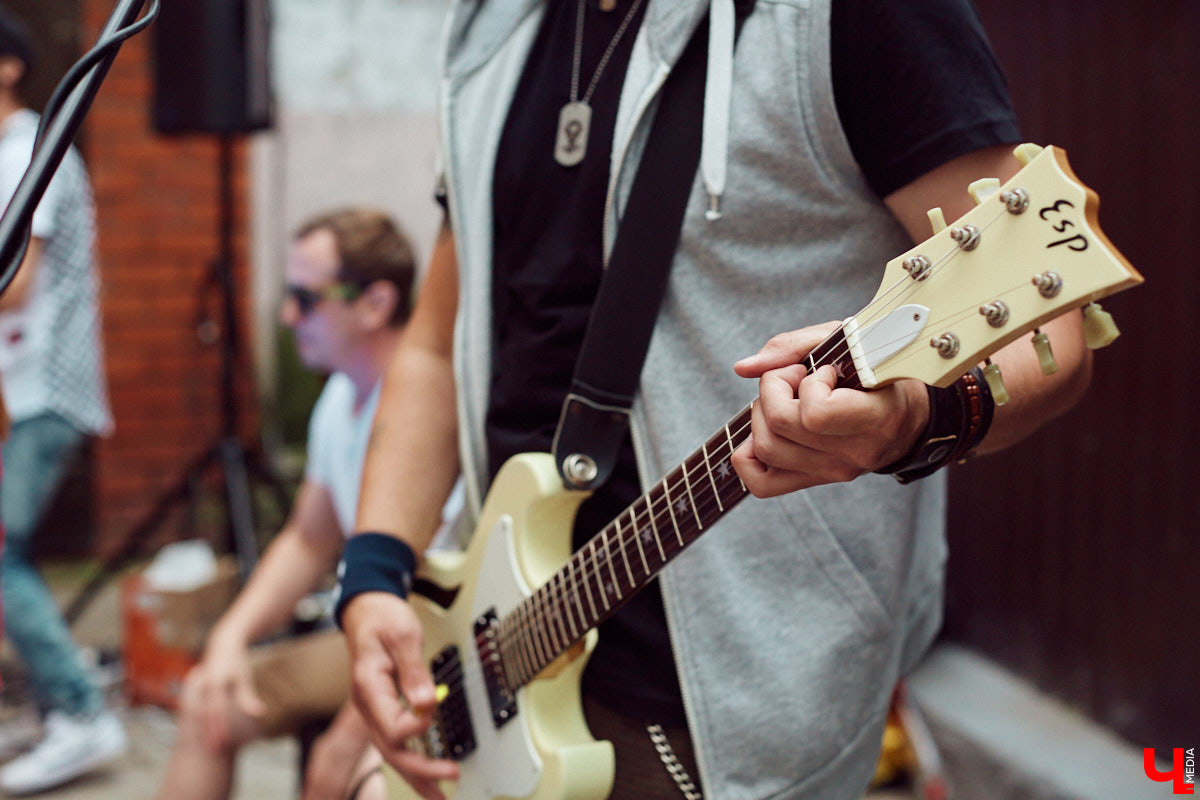 Гуляем, поем и танцуем! Кавер-бэнд “ПушкарьFM” открыл сезон летней музыки на улицах. Узнаем, как это было, и где искать передвижную компанию музыкантов