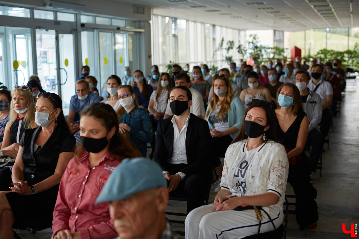 Все последние новости о драмтеатре в эмоциональных подробностях встречи актерской труппы и руководства театра. Сезону быть, премьерам тоже! О новаторских идеях на новый сезон читайте ниже