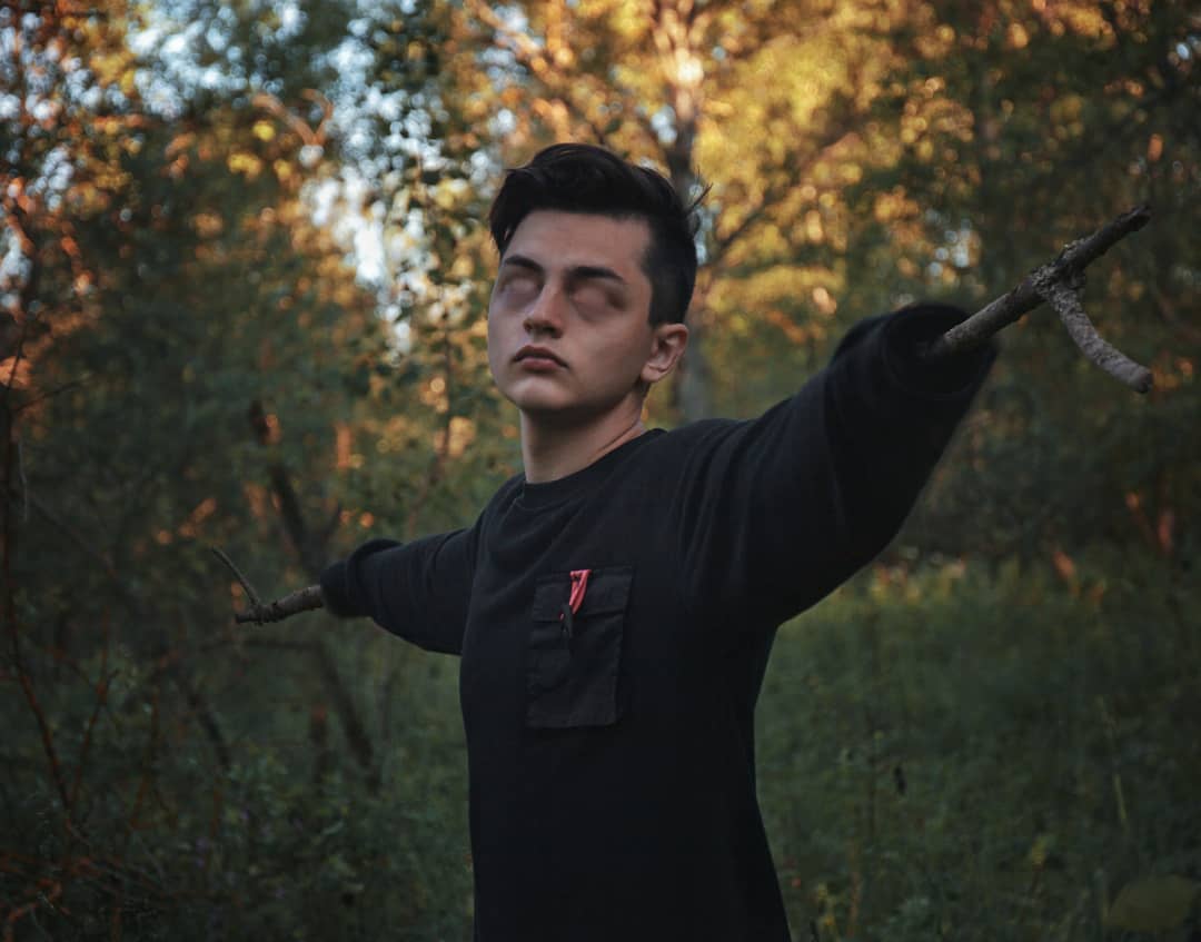 Вот она, мрачная притягательность готических снимков во всей красе. Любуемся владимирцами, которые превратились в пугающе фантастических персонажей