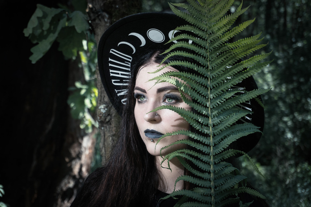 Вот она, мрачная притягательность готических снимков во всей красе. Любуемся владимирцами, которые превратились в пугающе фантастических персонажей