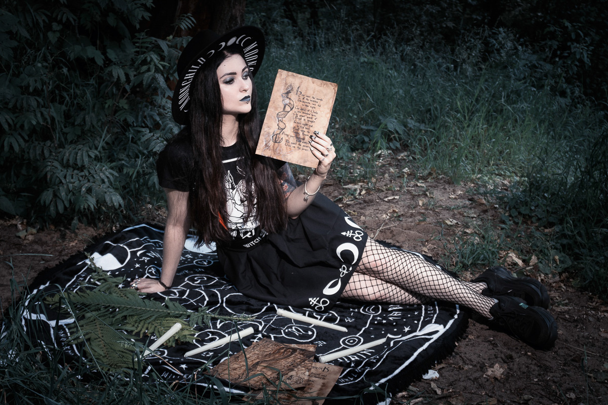 Вот она, мрачная притягательность готических снимков во всей красе. Любуемся владимирцами, которые превратились в пугающе фантастических персонажей