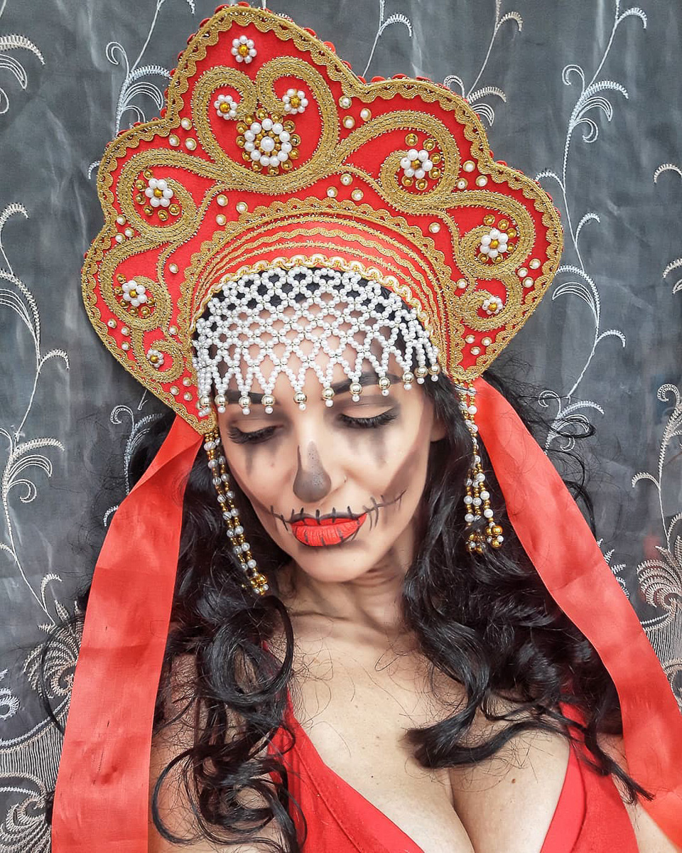 Вот она, мрачная притягательность готических снимков во всей красе. Любуемся владимирцами, которые превратились в пугающе фантастических персонажей