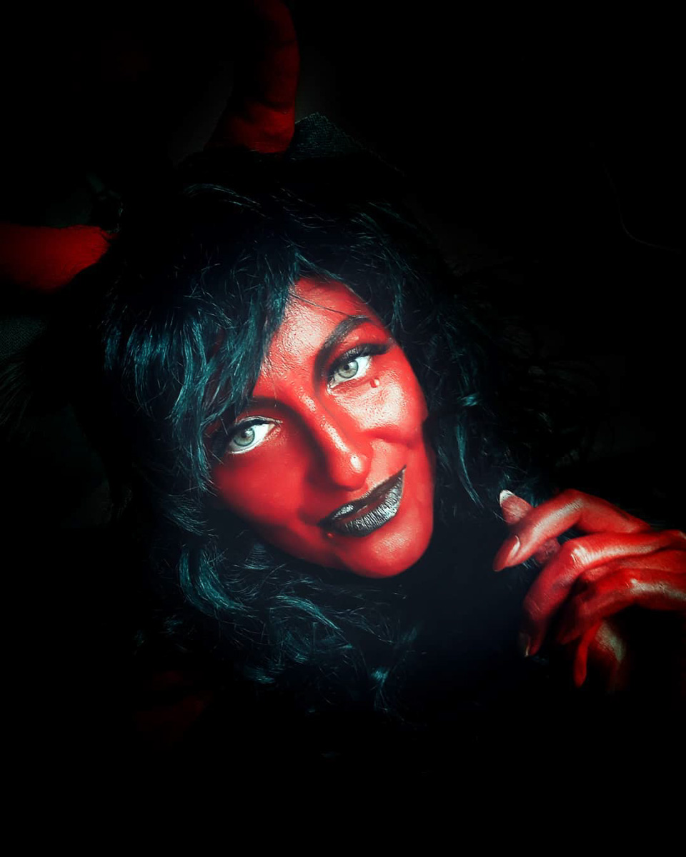 Вот она, мрачная притягательность готических снимков во всей красе. Любуемся владимирцами, которые превратились в пугающе фантастических персонажей