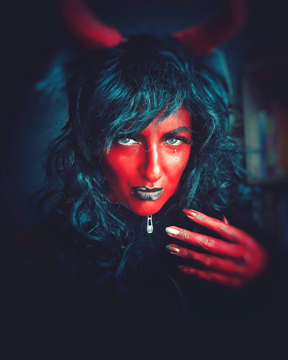 Вот она, мрачная притягательность готических снимков во всей красе. Любуемся владимирцами, которые превратились в пугающе фантастических персонажей