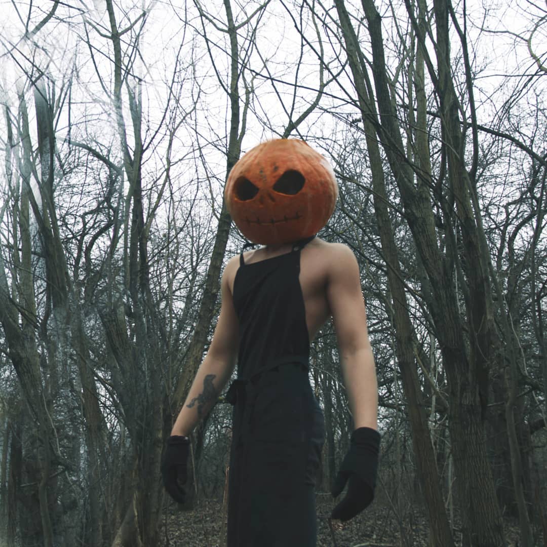 Вот она, мрачная притягательность готических снимков во всей красе. Любуемся владимирцами, которые превратились в пугающе фантастических персонажей