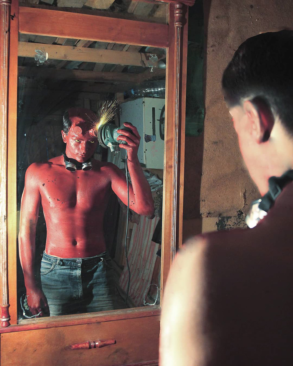 Вот она, мрачная притягательность готических снимков во всей красе. Любуемся владимирцами, которые превратились в пугающе фантастических персонажей