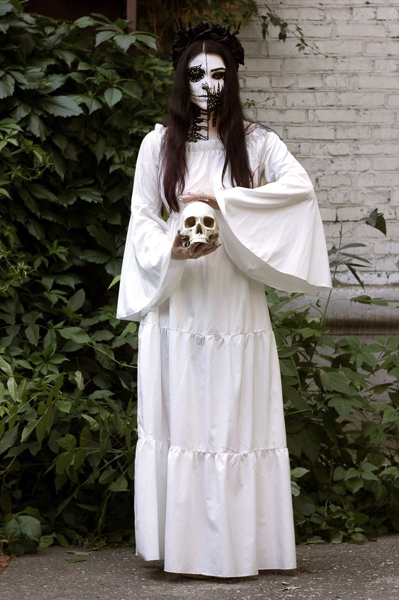 Вот она, мрачная притягательность готических снимков во всей красе. Любуемся владимирцами, которые превратились в пугающе фантастических персонажей