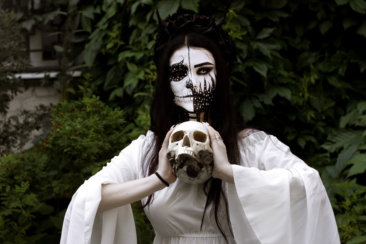 Вот она, мрачная притягательность готических снимков во всей красе. Любуемся владимирцами, которые превратились в пугающе фантастических персонажей