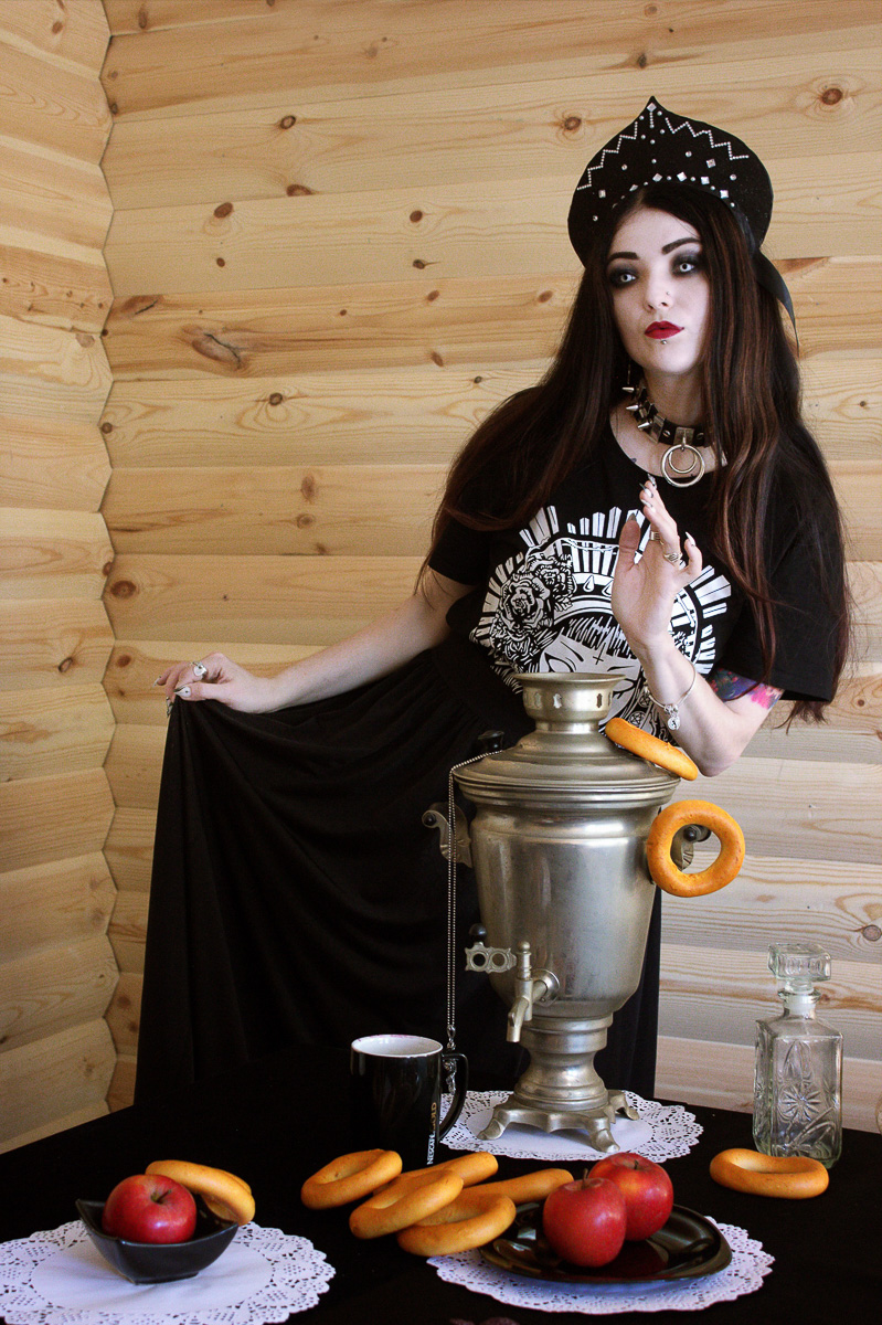 Вот она, мрачная притягательность готических снимков во всей красе. Любуемся владимирцами, которые превратились в пугающе фантастических персонажей