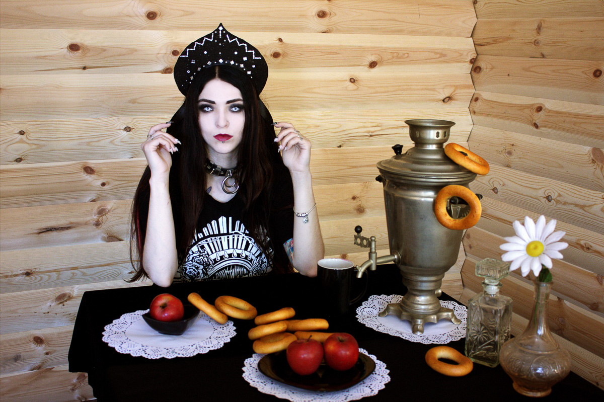 Вот она, мрачная притягательность готических снимков во всей красе. Любуемся владимирцами, которые превратились в пугающе фантастических персонажей