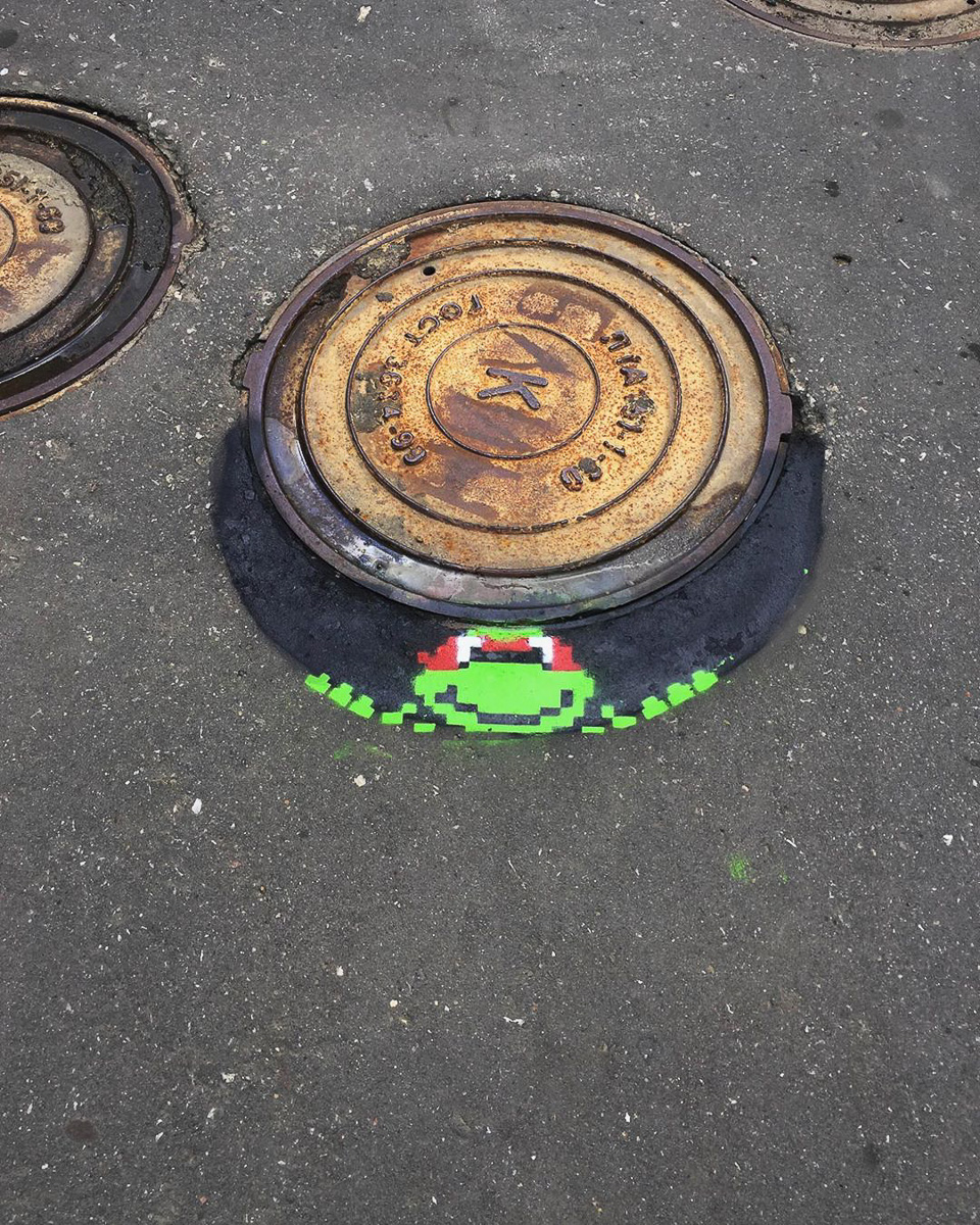 Черепашки-ниндзя на Октябрьском проспекте. От создателя инсталляции с вылезающим на Лыбедской магистрали Марио. Портят или украшают город работы с культовыми мультгероями?