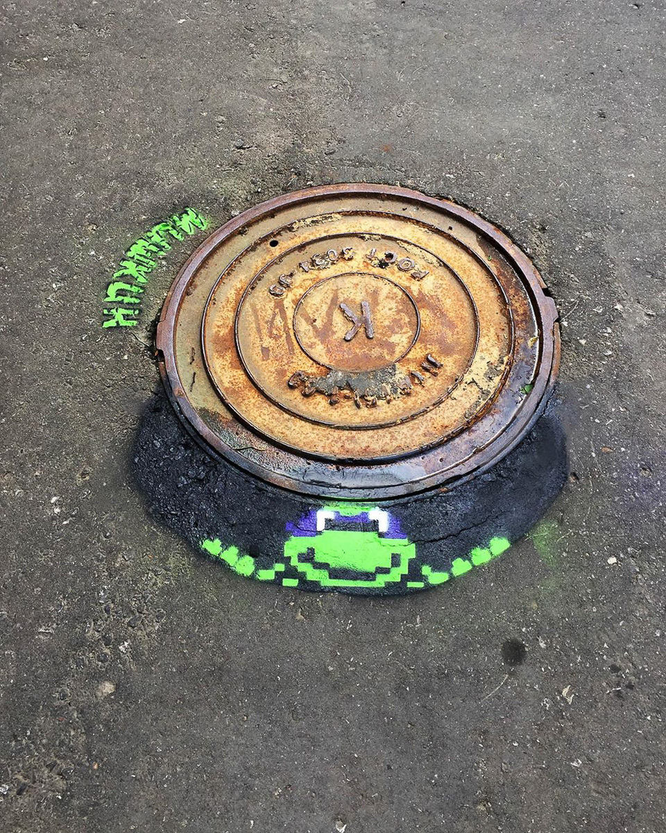 Черепашки-ниндзя на Октябрьском проспекте. От создателя инсталляции с вылезающим на Лыбедской магистрали Марио. Портят или украшают город работы с культовыми мультгероями?