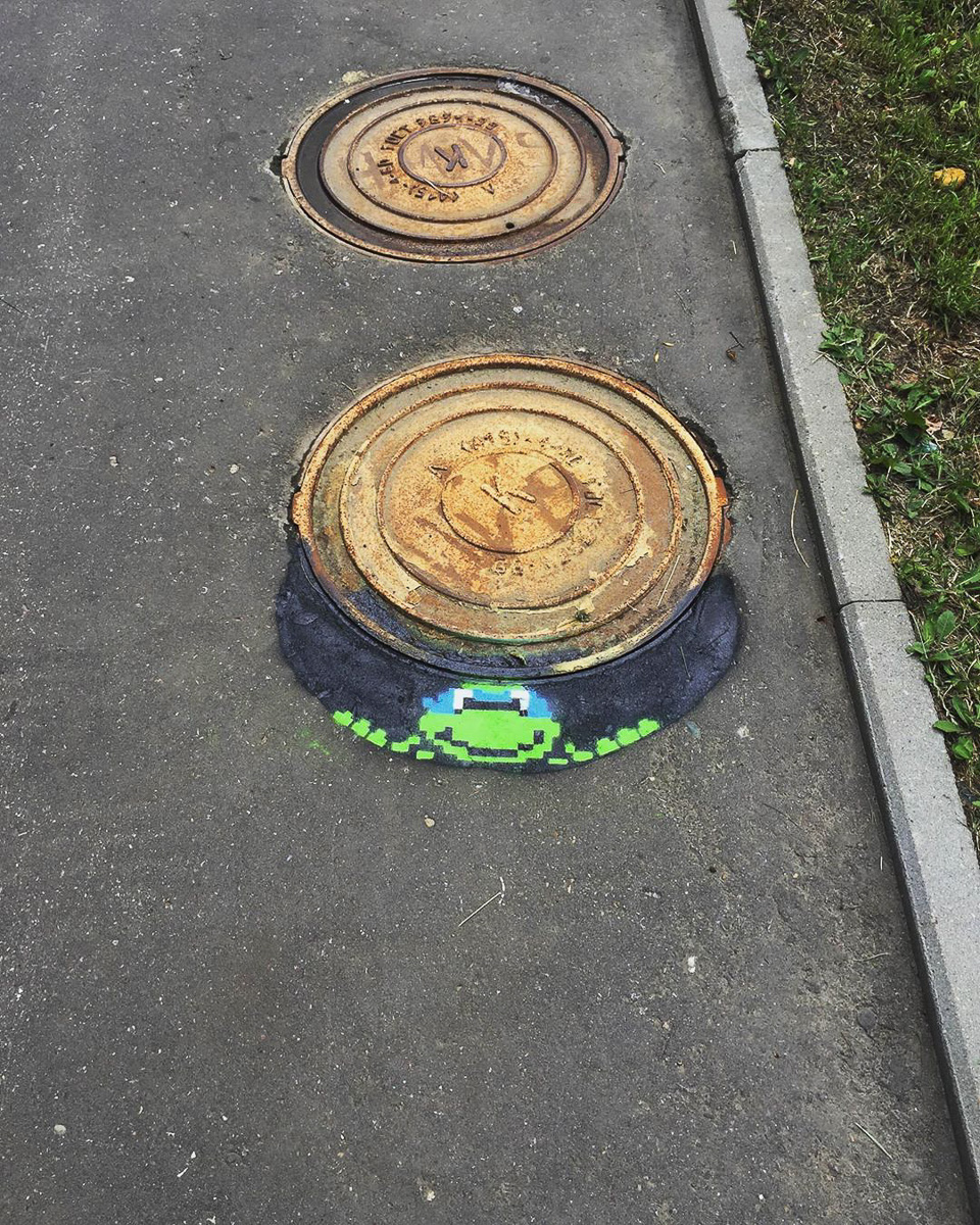 Черепашки-ниндзя на Октябрьском проспекте. От создателя инсталляции с вылезающим на Лыбедской магистрали Марио. Портят или украшают город работы с культовыми мультгероями?