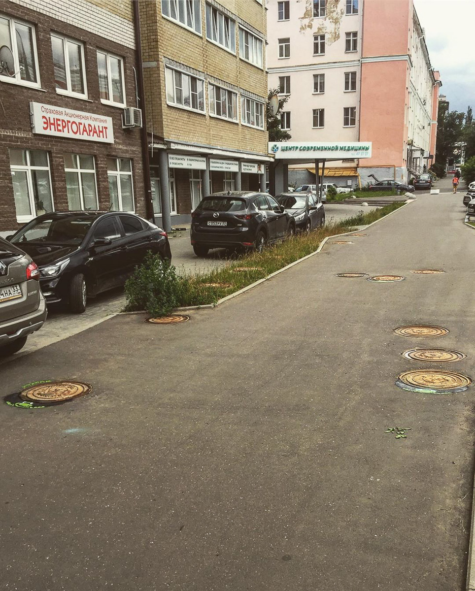 Черепашки-ниндзя на Октябрьском проспекте. От создателя инсталляции с вылезающим на Лыбедской магистрали Марио. Портят или украшают город работы с культовыми мультгероями?