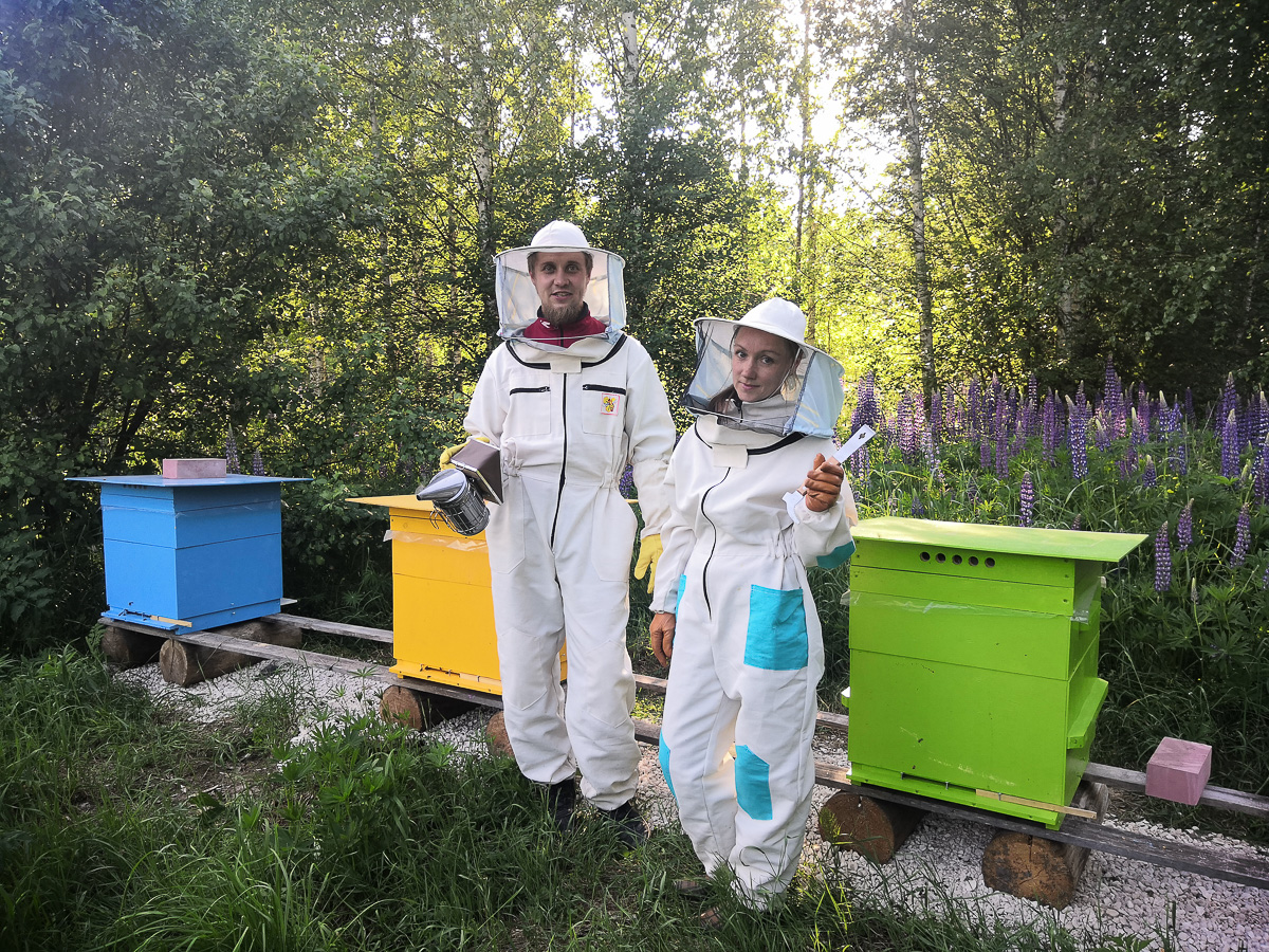 Екатеринбуржцы Елена и Алексей Поморцевы захотели переехать в деревню. Выбрали усадьбу в Камешковском районе и теперь снимают ее преображение для youtube-канала «Побег из мегаполиса»