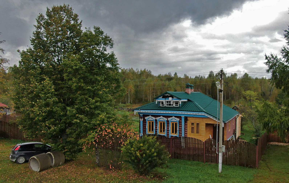 Екатеринбуржцы Елена и Алексей Поморцевы захотели переехать в деревню. Выбрали усадьбу в Камешковском районе и теперь снимают ее преображение для youtube-канала «Побег из мегаполиса»