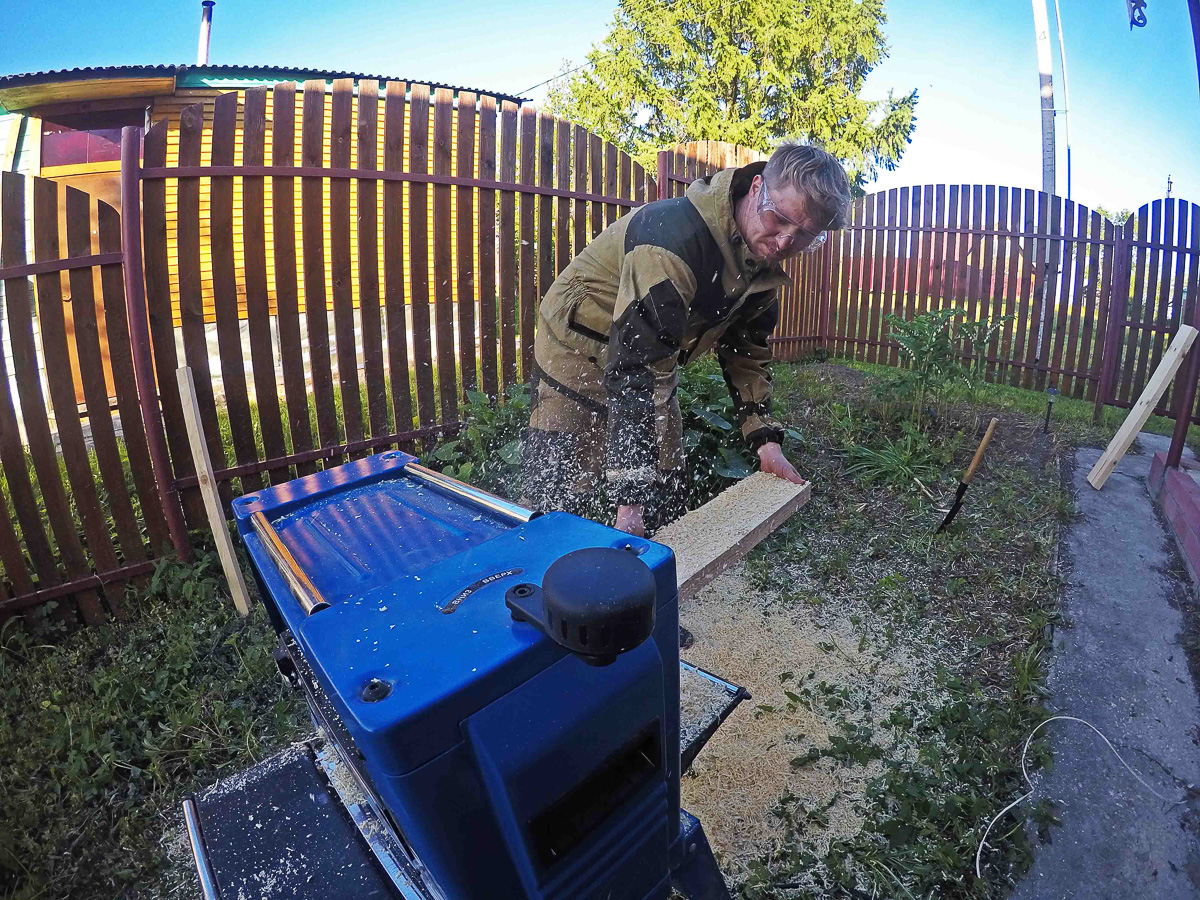 Екатеринбуржцы Елена и Алексей Поморцевы захотели переехать в деревню. Выбрали усадьбу в Камешковском районе и теперь снимают ее преображение для youtube-канала «Побег из мегаполиса»