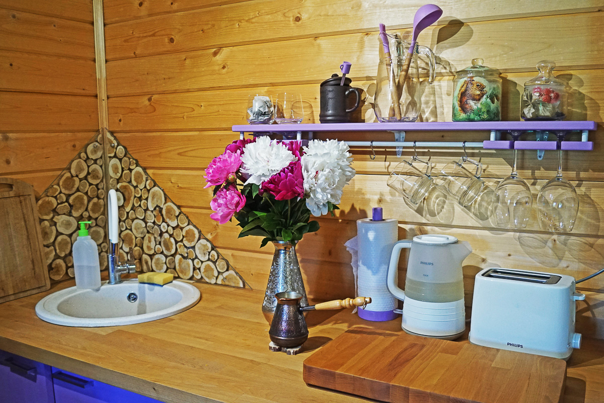 Екатеринбуржцы Елена и Алексей Поморцевы захотели переехать в деревню. Выбрали усадьбу в Камешковском районе и теперь снимают ее преображение для youtube-канала «Побег из мегаполиса»