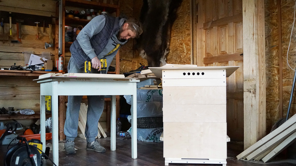 Екатеринбуржцы Елена и Алексей Поморцевы захотели переехать в деревню. Выбрали усадьбу в Камешковском районе и теперь снимают ее преображение для youtube-канала «Побег из мегаполиса»