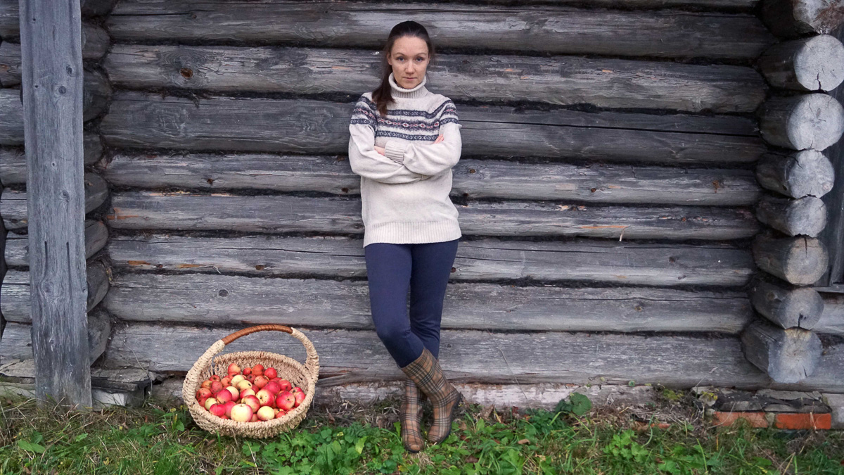 Екатеринбуржцы Елена и Алексей Поморцевы захотели переехать в деревню. Выбрали усадьбу в Камешковском районе и теперь снимают ее преображение для youtube-канала «Побег из мегаполиса»