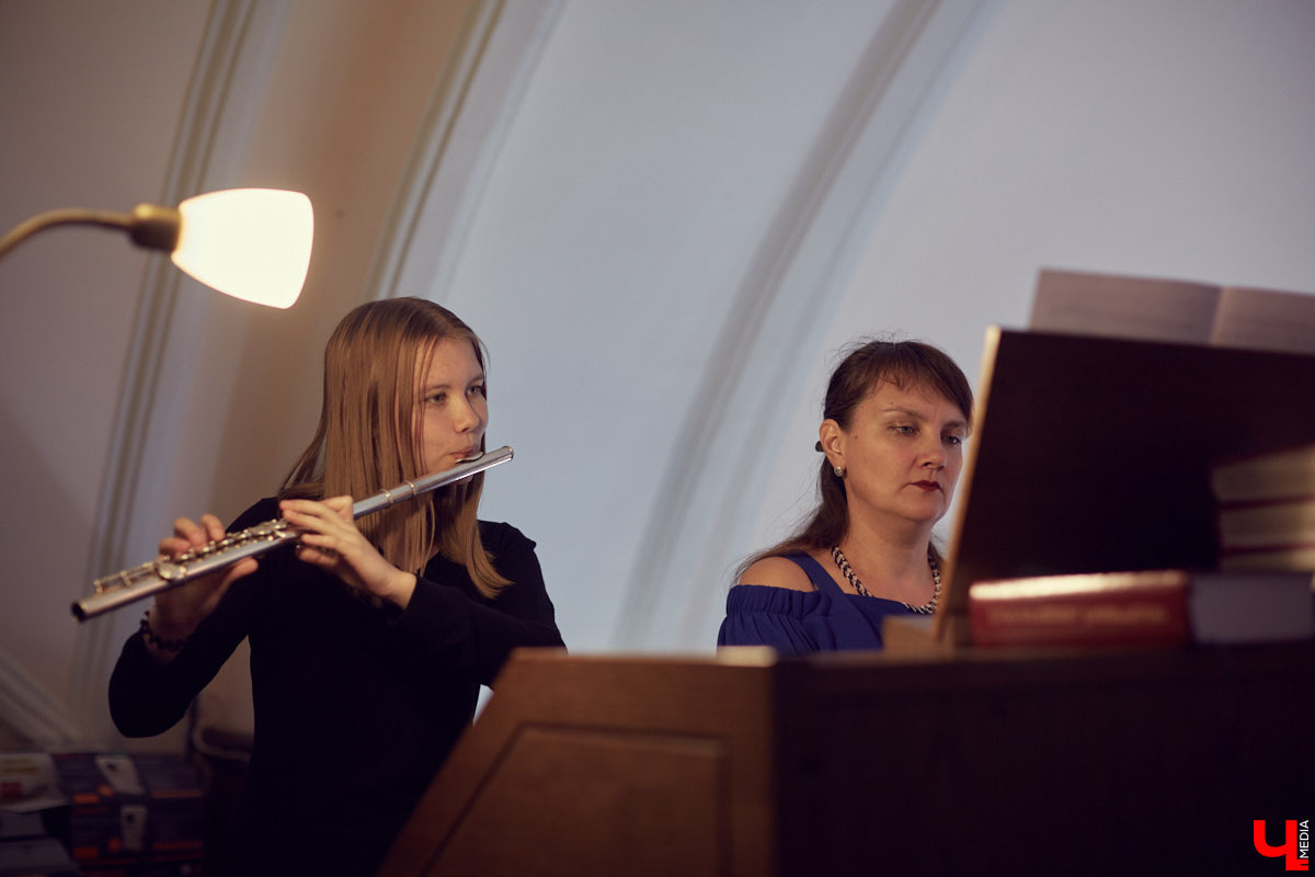 Яна Тарасова - музыковед, теоретик. Но самостоятельно учится играть на органе