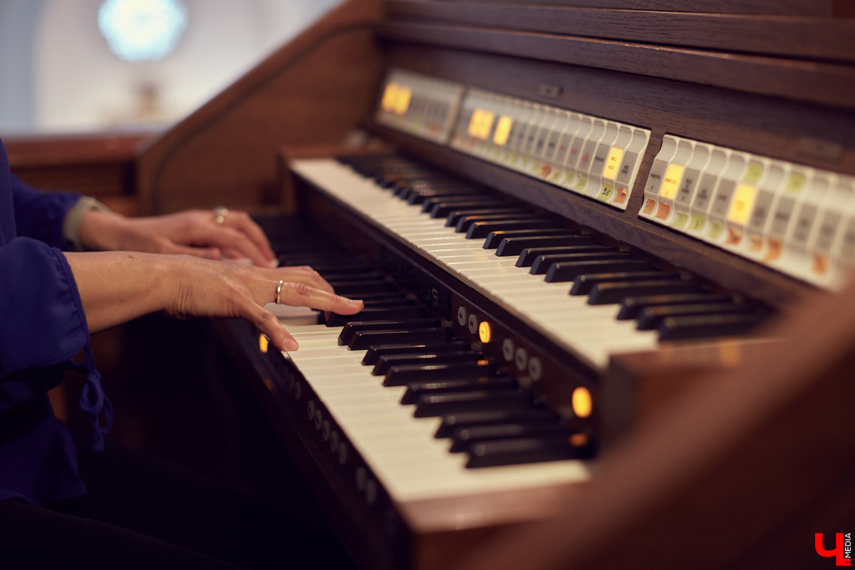 Яна Тарасова - музыковед, теоретик. Но самостоятельно учится играть на органе