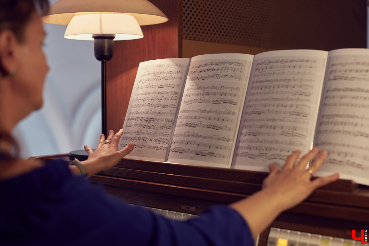 Яна Тарасова - музыковед, теоретик. Но самостоятельно учится играть на органе