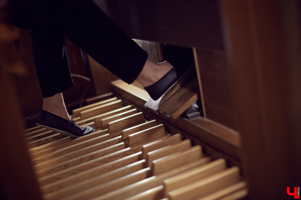 Яна Тарасова - музыковед, теоретик. Но самостоятельно учится играть на органе