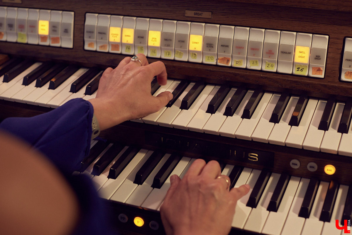 Яна Тарасова - музыковед, теоретик. Но самостоятельно учится играть на органе