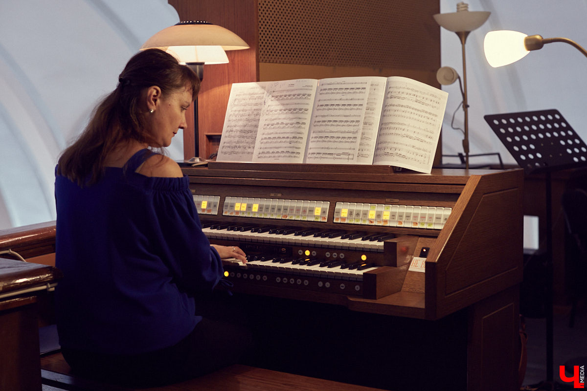 Яна Тарасова - музыковед, теоретик. Но самостоятельно учится играть на органе