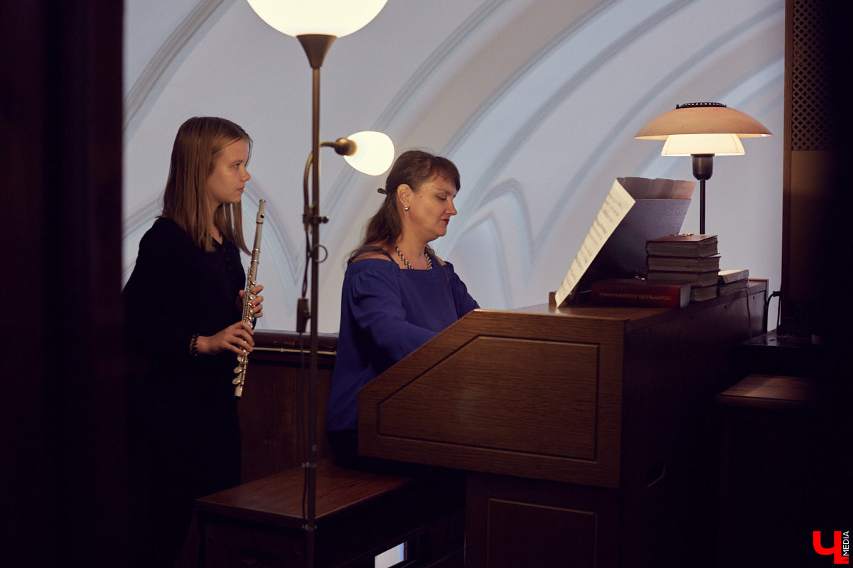 Яна Тарасова - музыковед, теоретик. Но самостоятельно учится играть на органе