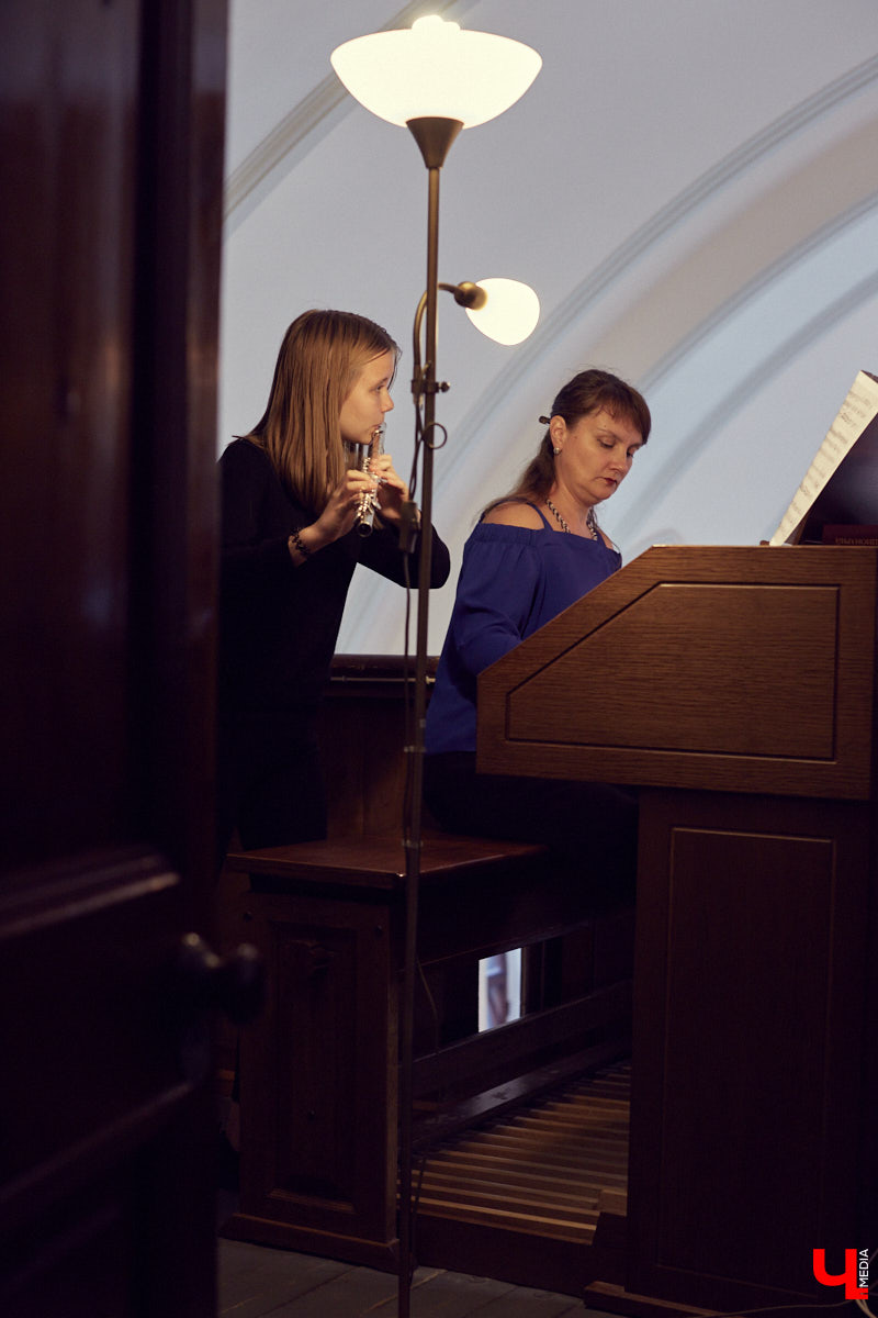 Яна Тарасова - музыковед, теоретик. Но самостоятельно учится играть на органе