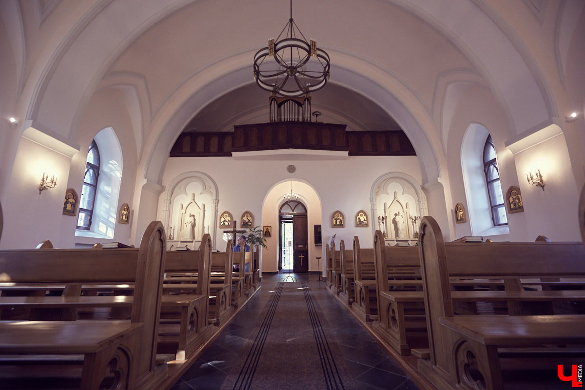 Яна Тарасова - музыковед, теоретик. Но самостоятельно учится играть на органе