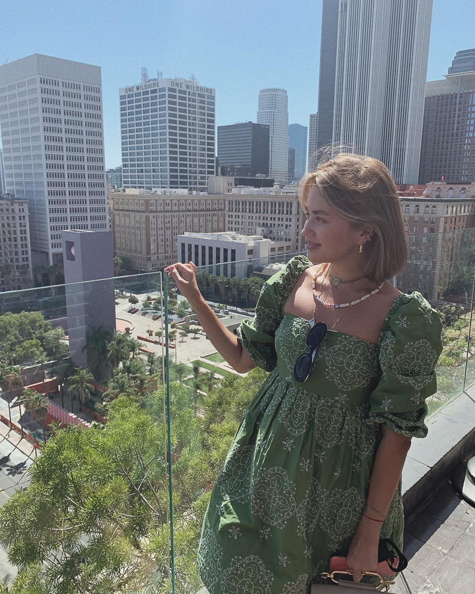 Дарья Шумник переехала из России в США и убедилась, что в Лос-Анджелесе не все так прекрасно, как показывают в фильмах. Неужели волшебный «вайб», загорелые красавчики с кубиками и кабриолеты — это лишь миф?