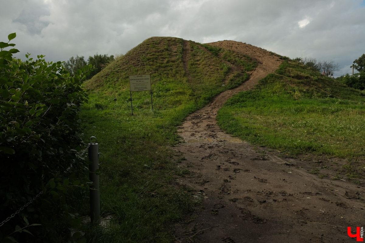 В Суздале продолжается подготовка к тысячелетнему юбилею города. В историческом центре возводят местный парк Зарядье
