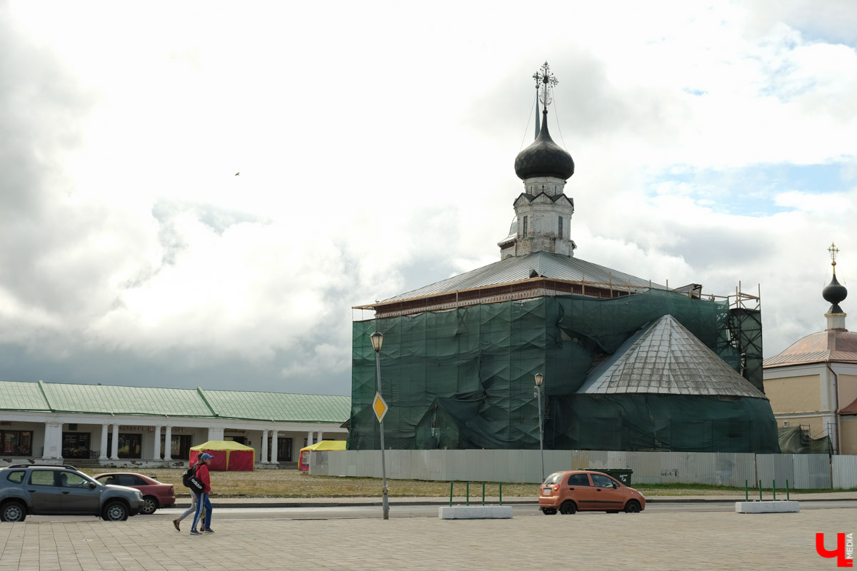 В Суздале продолжается подготовка к тысячелетнему юбилею города. В историческом центре возводят местный парк Зарядье